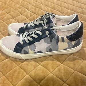 Camouflage Star Sneakers with Black Glitter Heel